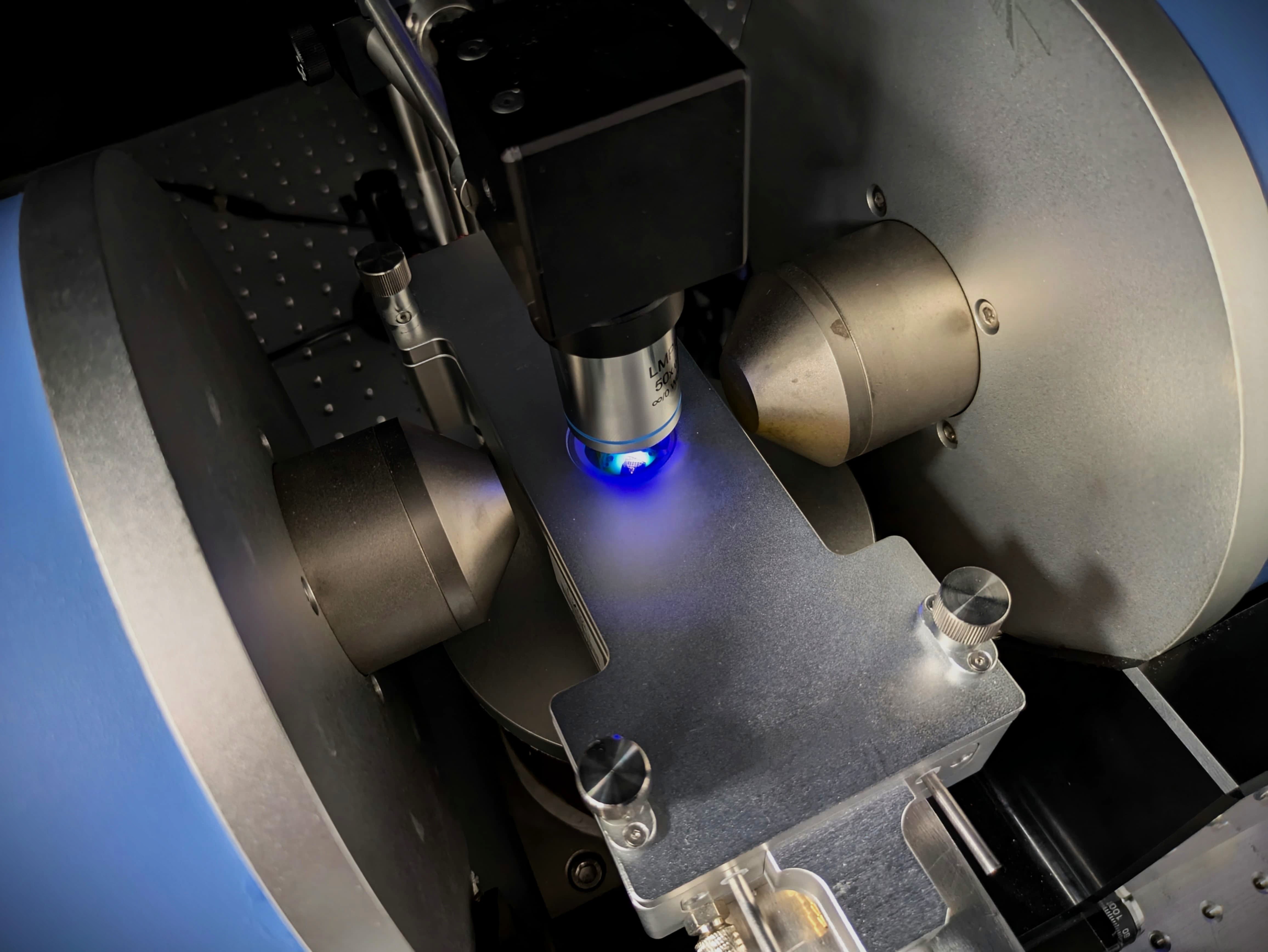 Variable temperature MOKE setup for in-operando imaging experiments of magnetic devices down to 85K. Equipped with a 2D commercial electromagnet and a cooling chamber operative with liquid nitrogen and 4 SMA integrated connections for wiring the devices.